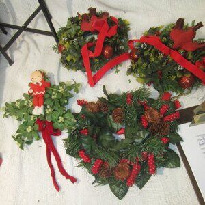 VTG SET OF 4 FAUX GREENERY CHRISTMAS ITEMS, 3 WREATH, 1 MISTLETOE HANGER
